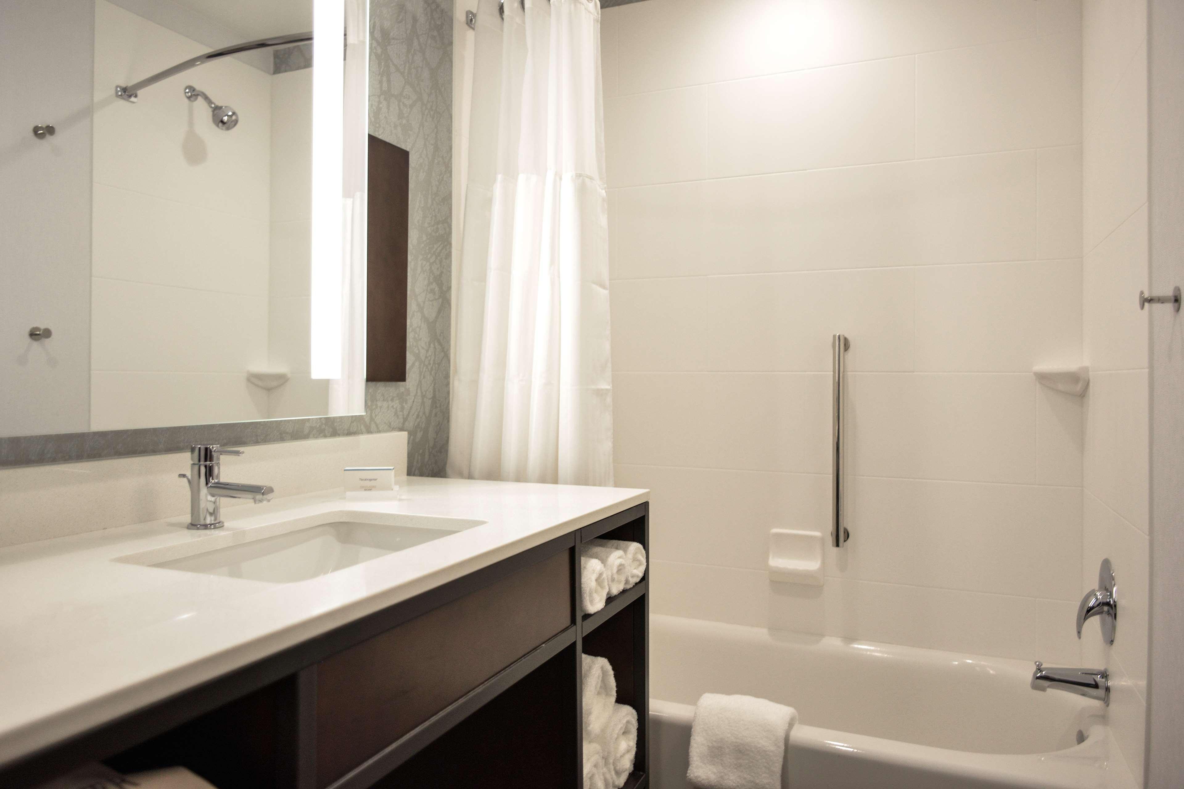 Hilton Garden Inn Louisville Mall Of St. Matthews מראה חיצוני תמונה