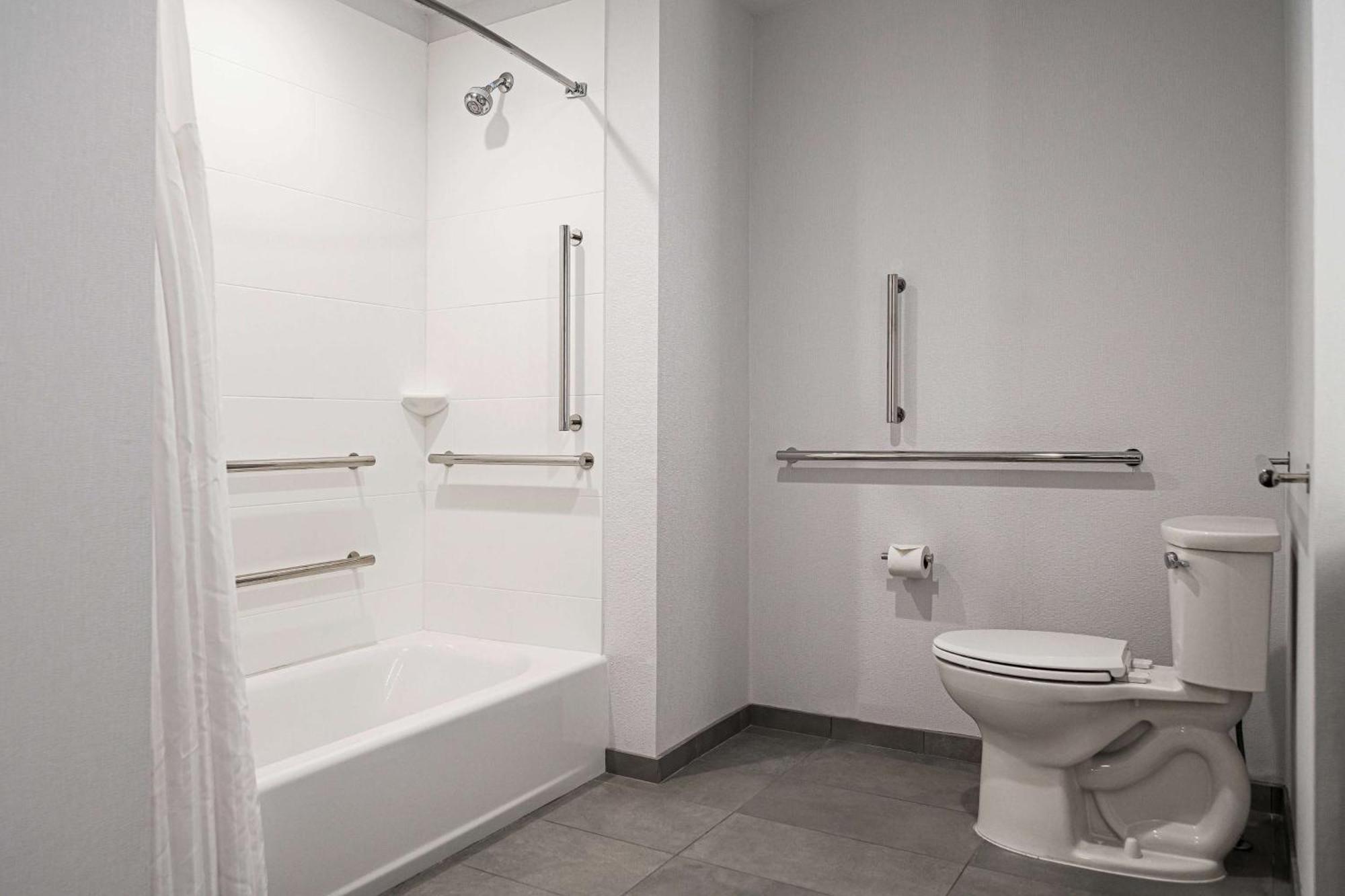 Hilton Garden Inn Louisville Mall Of St. Matthews מראה חיצוני תמונה